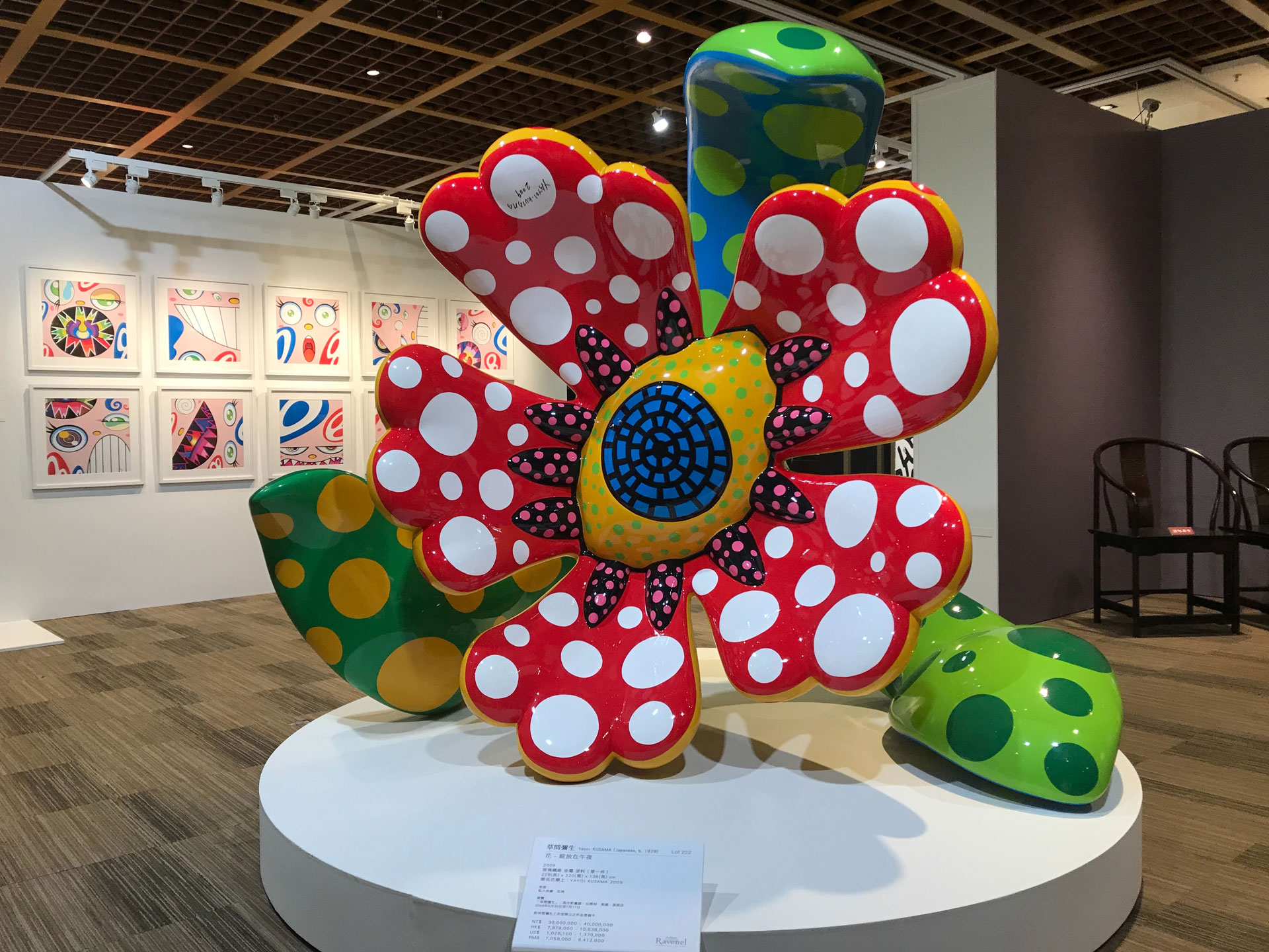 草间弥生(yayoi kusama)巨型雕塑《花绽放在午夜》以3400万元新台币