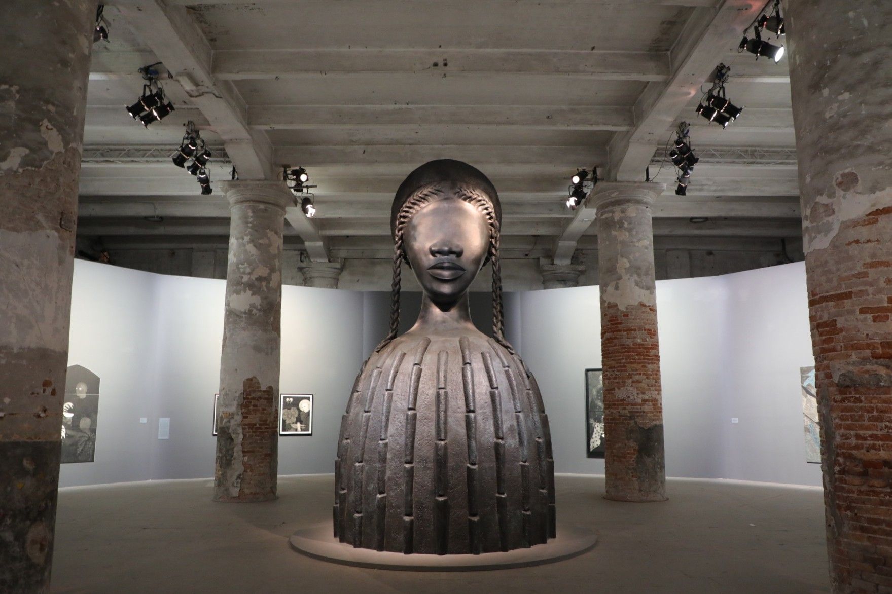 西蒙尼?雷伊（Simone Leigh），《磚房》（Brick House），「夢之乳」（The Milk of Dreams）展覽現場，第59屆威尼斯國際美術雙年展，2022。（攝影／楊天帥）