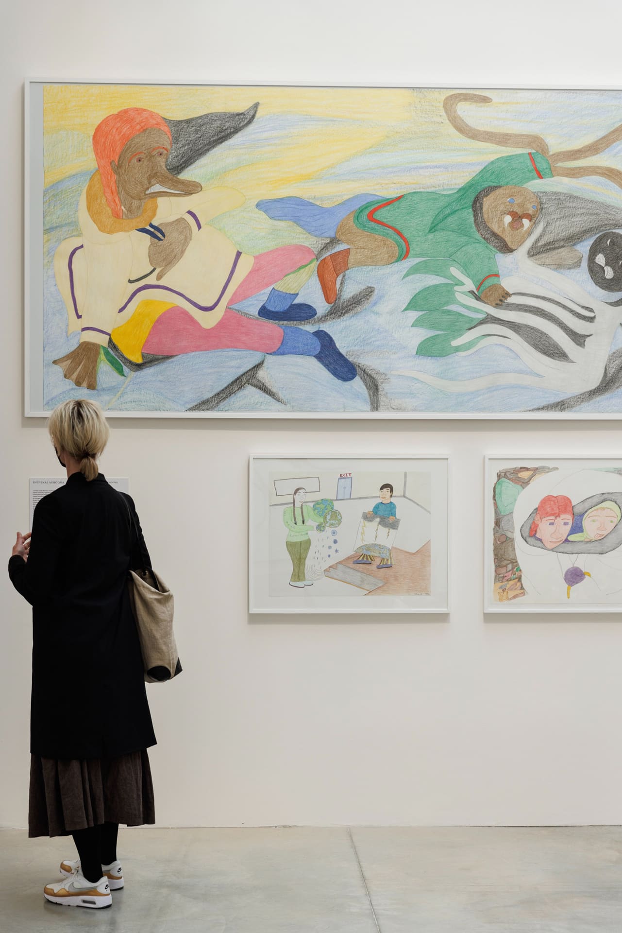 1961年生於基格特的舒維內?亞梳娜（Shuvinai Ashoona），展出一組2009至2021年創作的顏色筆及墨彩作品。其作風格帶有童趣和神話意味，經常出現半人半怪的角色。（© La Biennale di Venezia）