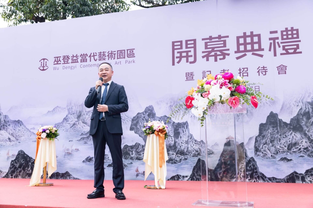 中國文物協會主席王新力，致詞時高度贊譽巫登益大師所取得的藝術成就。（巫登益美術館提供）