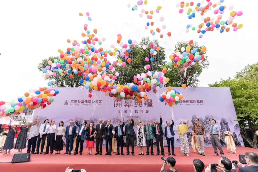開幕儀式21位貴賓為全場嘉賓放飛夢想，千顆彩色氣球向空中飛去 。（巫登益美術館提供）