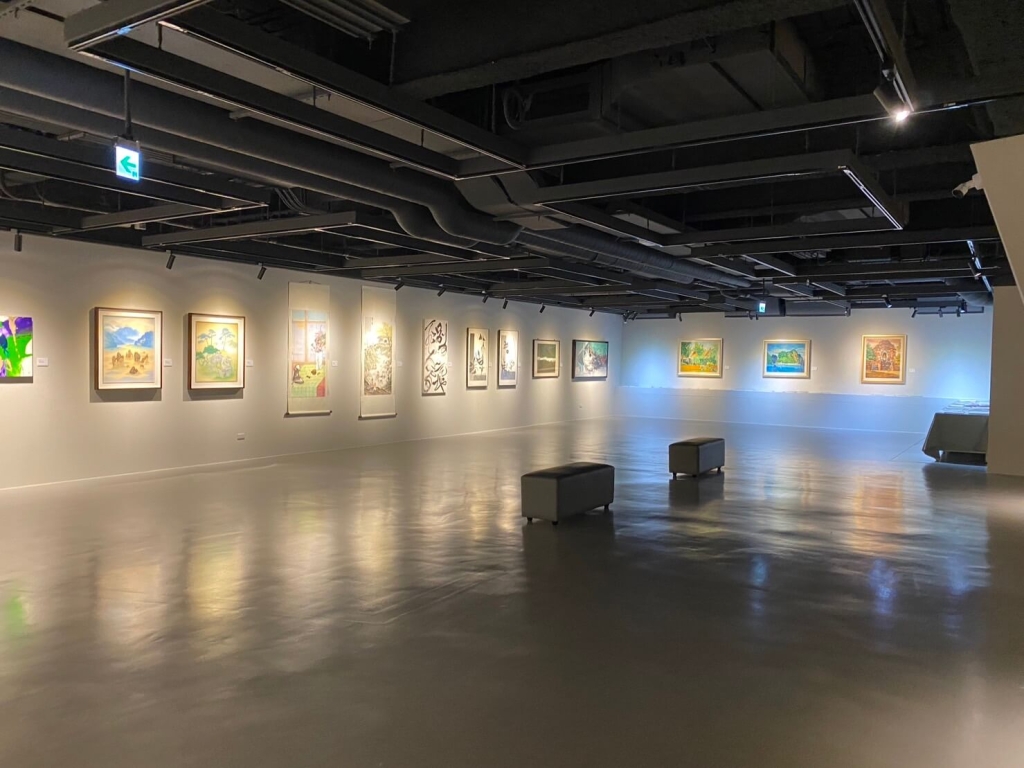 師大美術館《百年再啟：2023年台灣美術院院士大展》二樓展廳。（師大美術館提供）